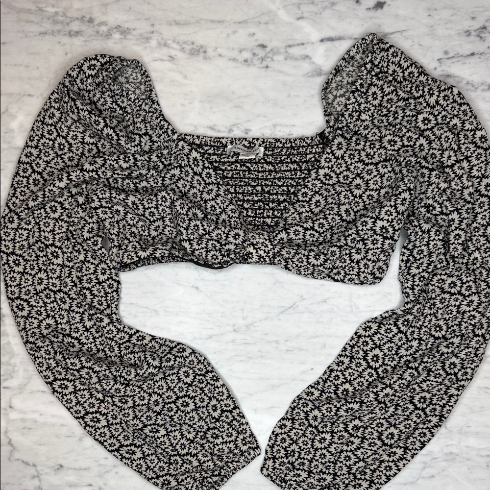 American Eagle Black and White Floral Long Sleeved Crop Top Sz XS